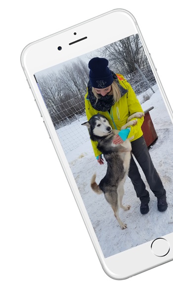 Max mit Husky im Schnee