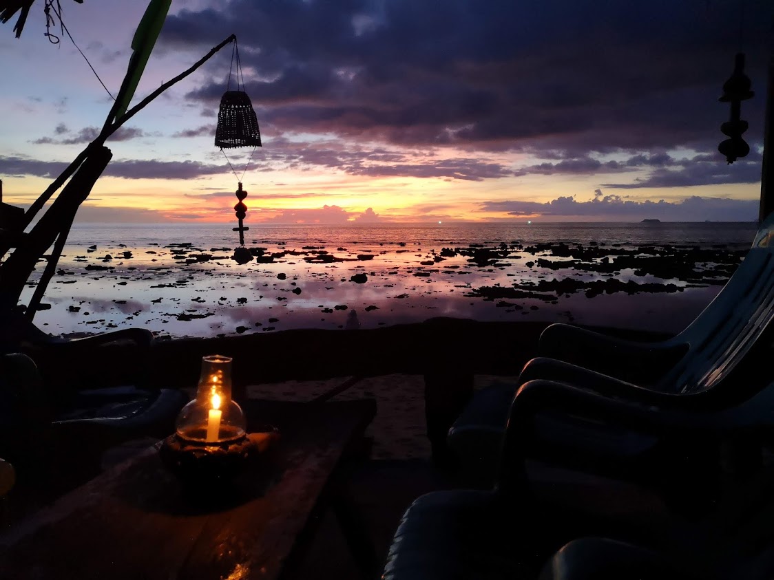 Strandbar auf Koh Lanta bei Sonnenuntergang